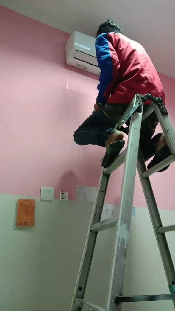 Pemasangan unit AC split baru di rumah pelanggan Jakarta oleh ASATURA