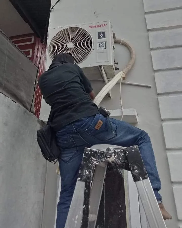 Perbaikan unit AC outdoor yang bermasalah di rumah pelanggan Jakarta oleh ASATURA