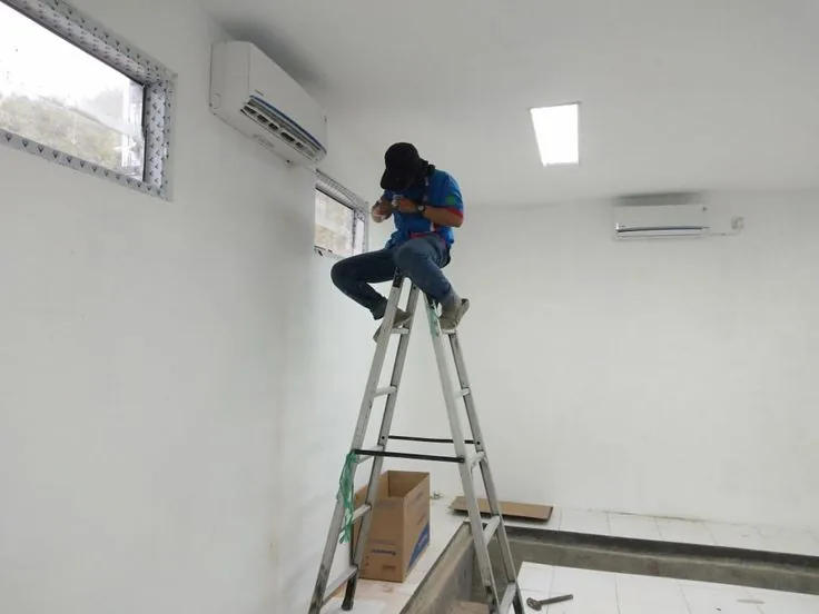 Ruangan dengan dua unit AC yang baru selesai dipasang dan diservis di Tangerang oleh ASATURA