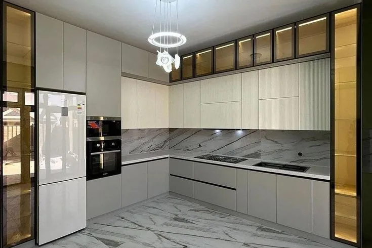 Kitchen set alumunium anti rayap dengan backsplash marmer di Jakarta Timur oleh ASATURA