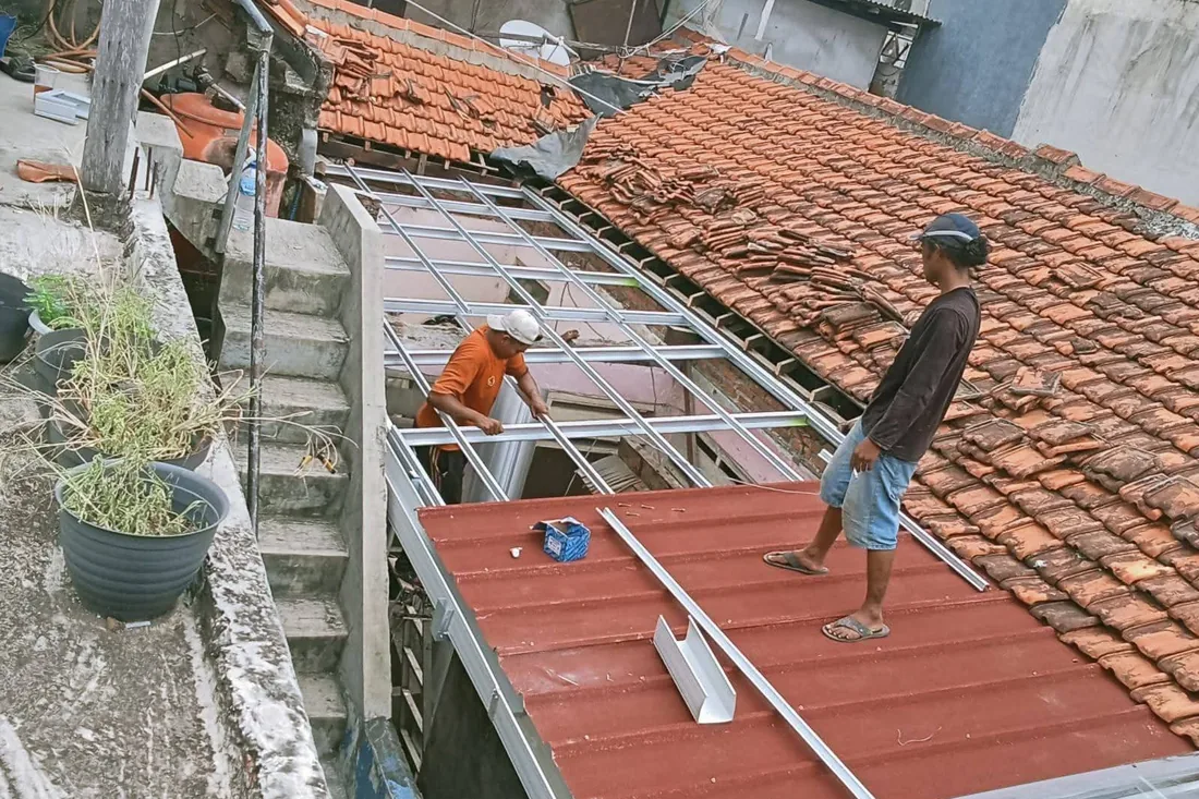 Perbaikan genteng bocor rumah di Jakarta Timur oleh ASATURA