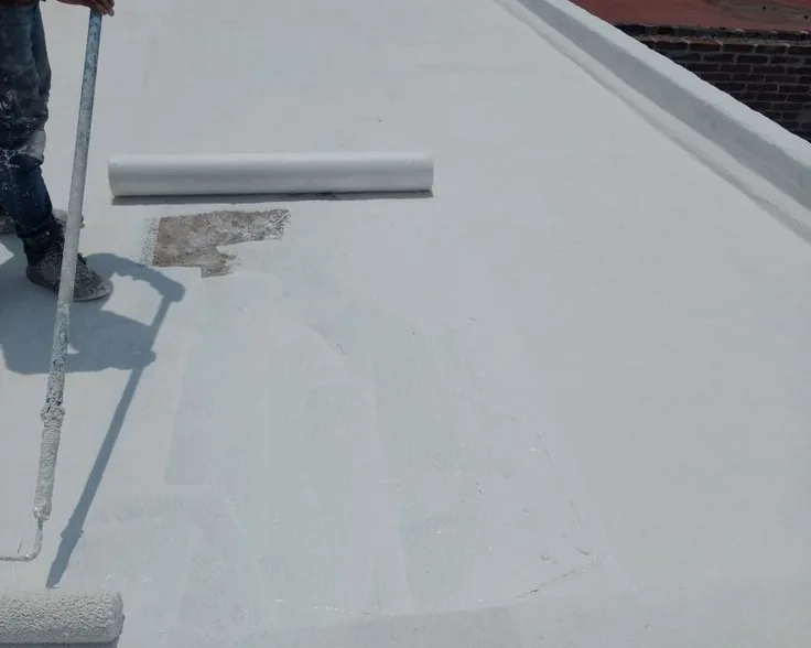 Tukang ASATURA meratakan pelapis anti bocor putih di permukaan dak beton