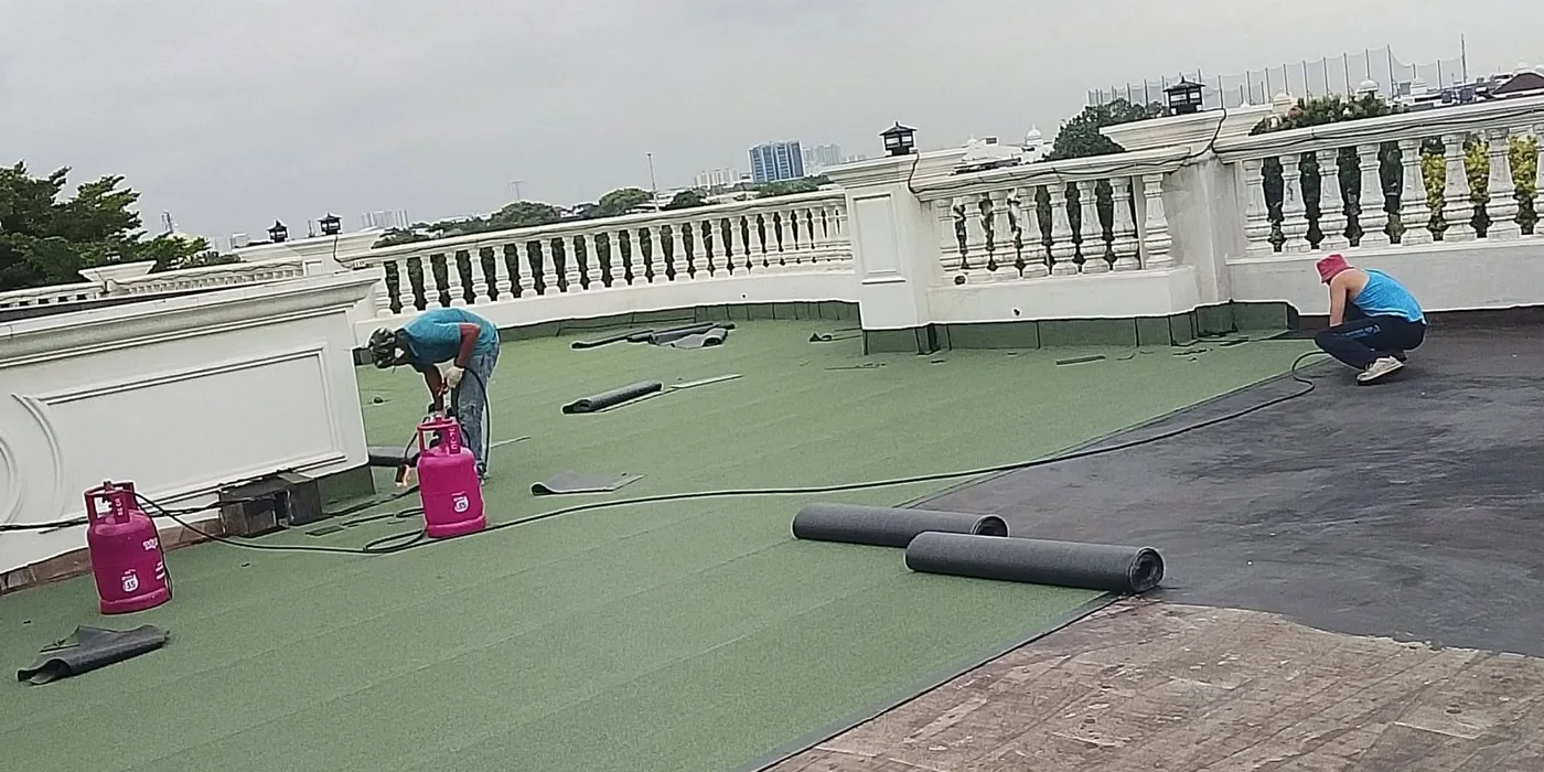 Tim ASATURA memasang membran bakar bitumen pada dak beton gedung di Jakarta
