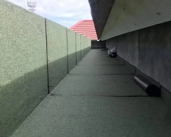 Talang beton yang sudah dilapisi membran bitumen berpasir hijau