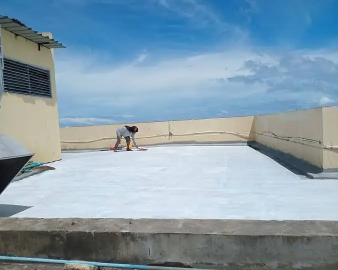 Dak beton rumah yang selesai dilapisi waterproofing putih