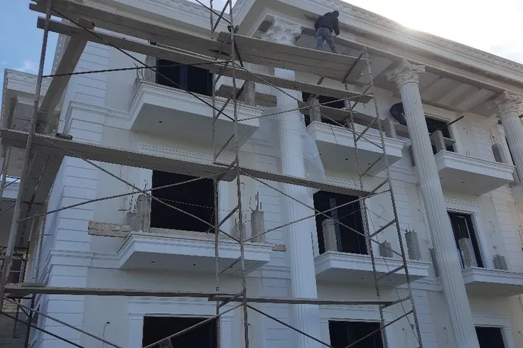 Pengecatan fasad gedung tiga lantai dengan scaffolding oleh ASATURA di Jakarta Selatan