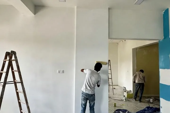 Pengecatan dinding interior ruangan luas oleh tim ASATURA di Jakarta Barat