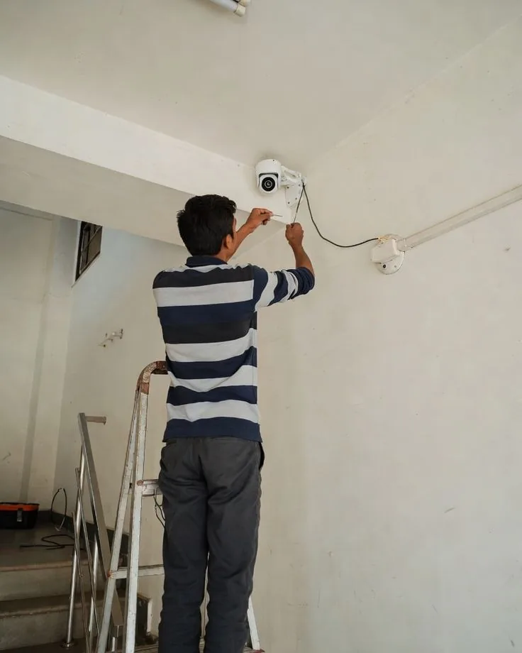 Pemasangan kamera CCTV dome di sudut plafon rumah pelanggan Jakarta oleh ASATURA