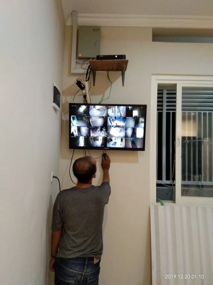 Pengecekan tampilan monitor 16 kamera CCTV yang bermasalah di Jakarta oleh ASATURA