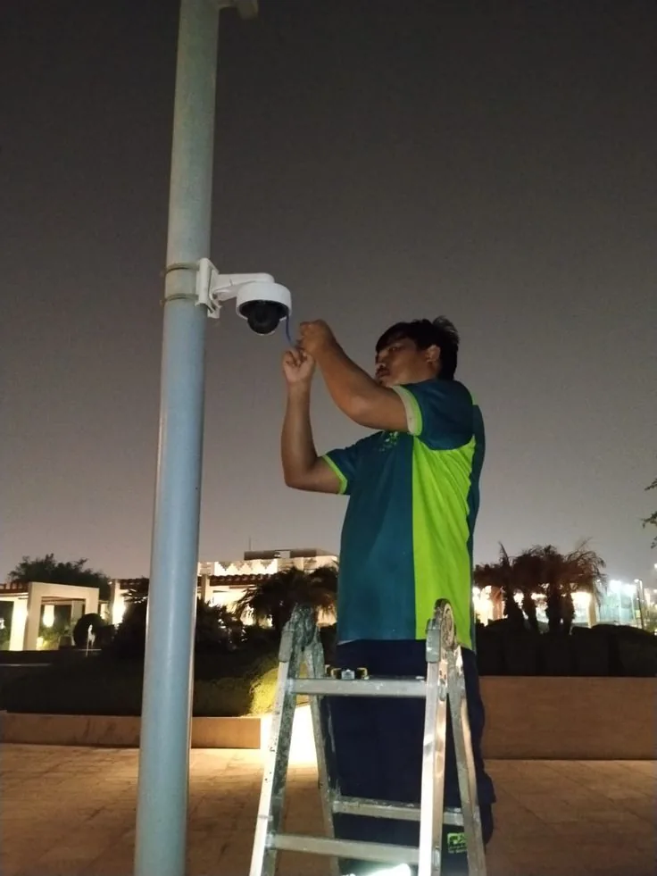 Pemasangan kamera CCTV dome di tiang area outdoor Tangerang oleh ASATURA pada malam hari