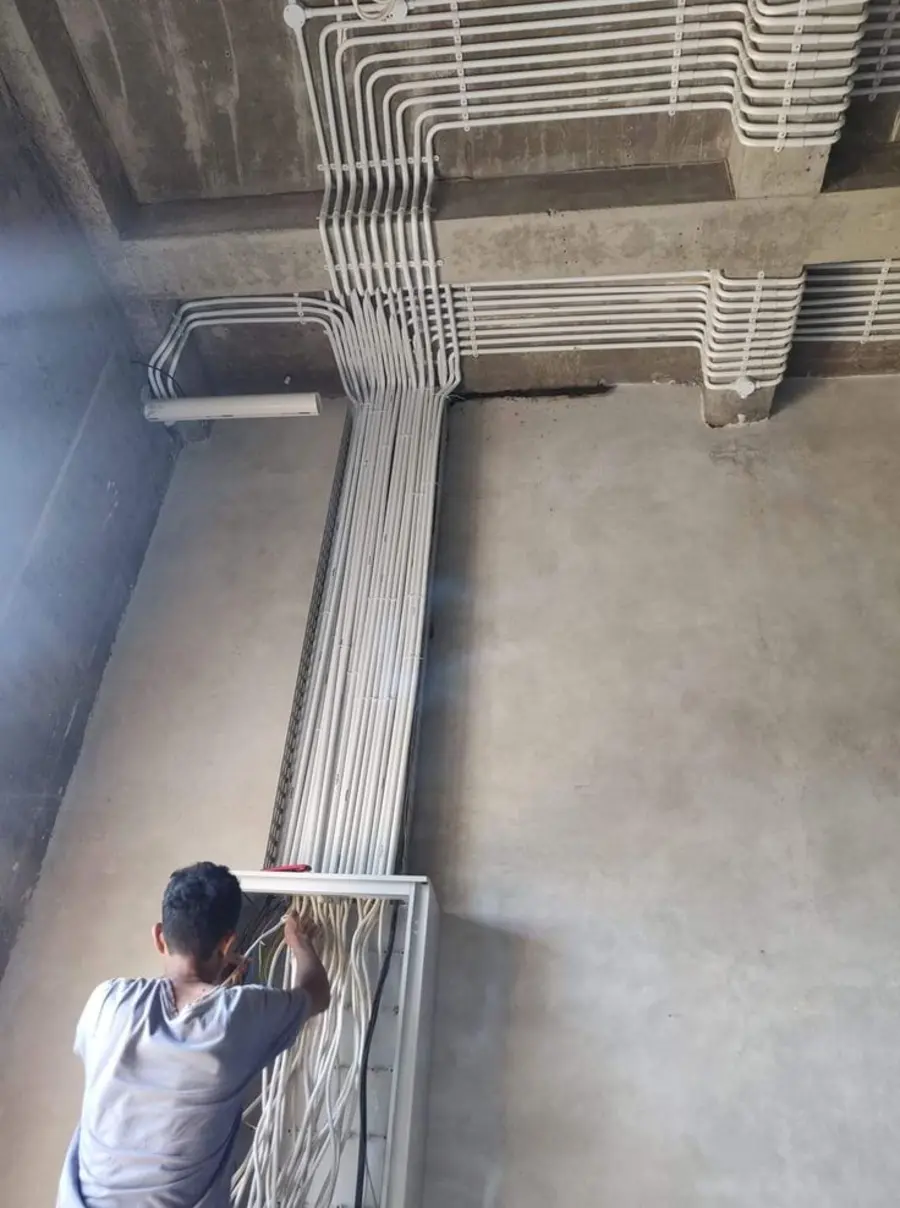 Teknisi ASATURA merapikan jalur pipa conduit kabel menuju panel listrik di Tangerang