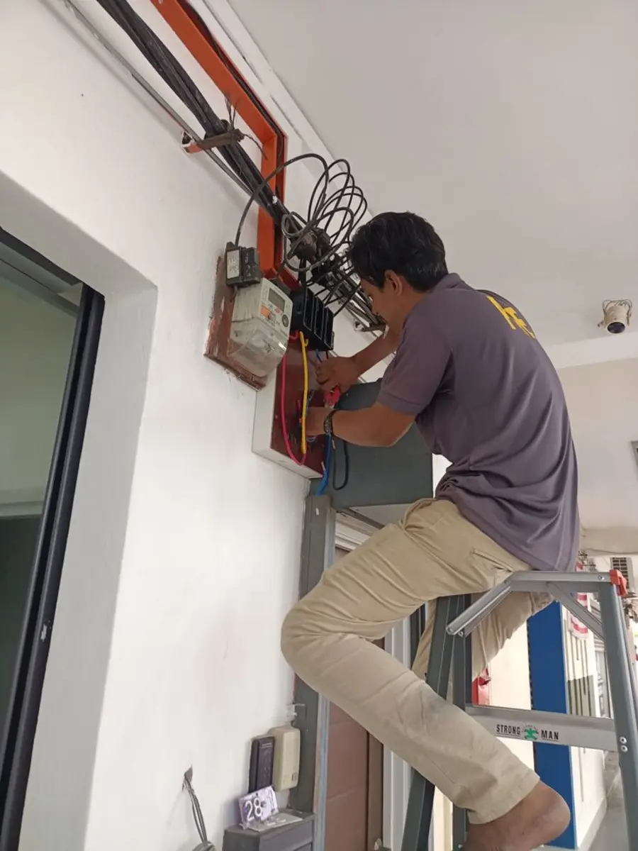 Teknisi ASATURA memperbaiki panel meteran listrik di Tangerang