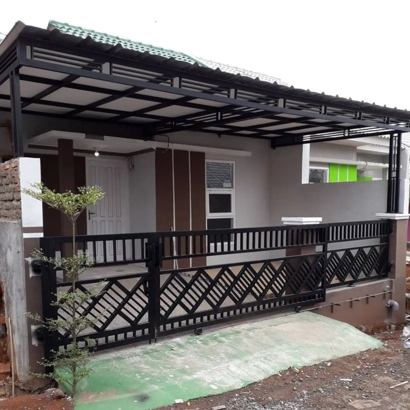Pagar besi dengan motif geometris zig-zag bergaya industrial modern di Tangerang
