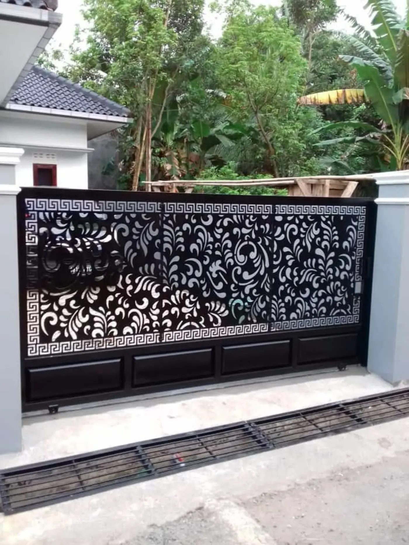 Pagar besi dengan motif ornamen laser cut floral di rumah bergaya klasik
