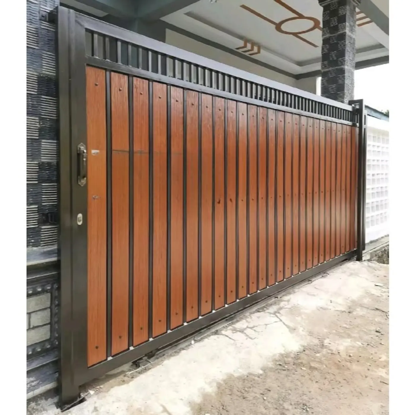 Pagar panel finishing motif kayu bergaya minimalis di Tangerang