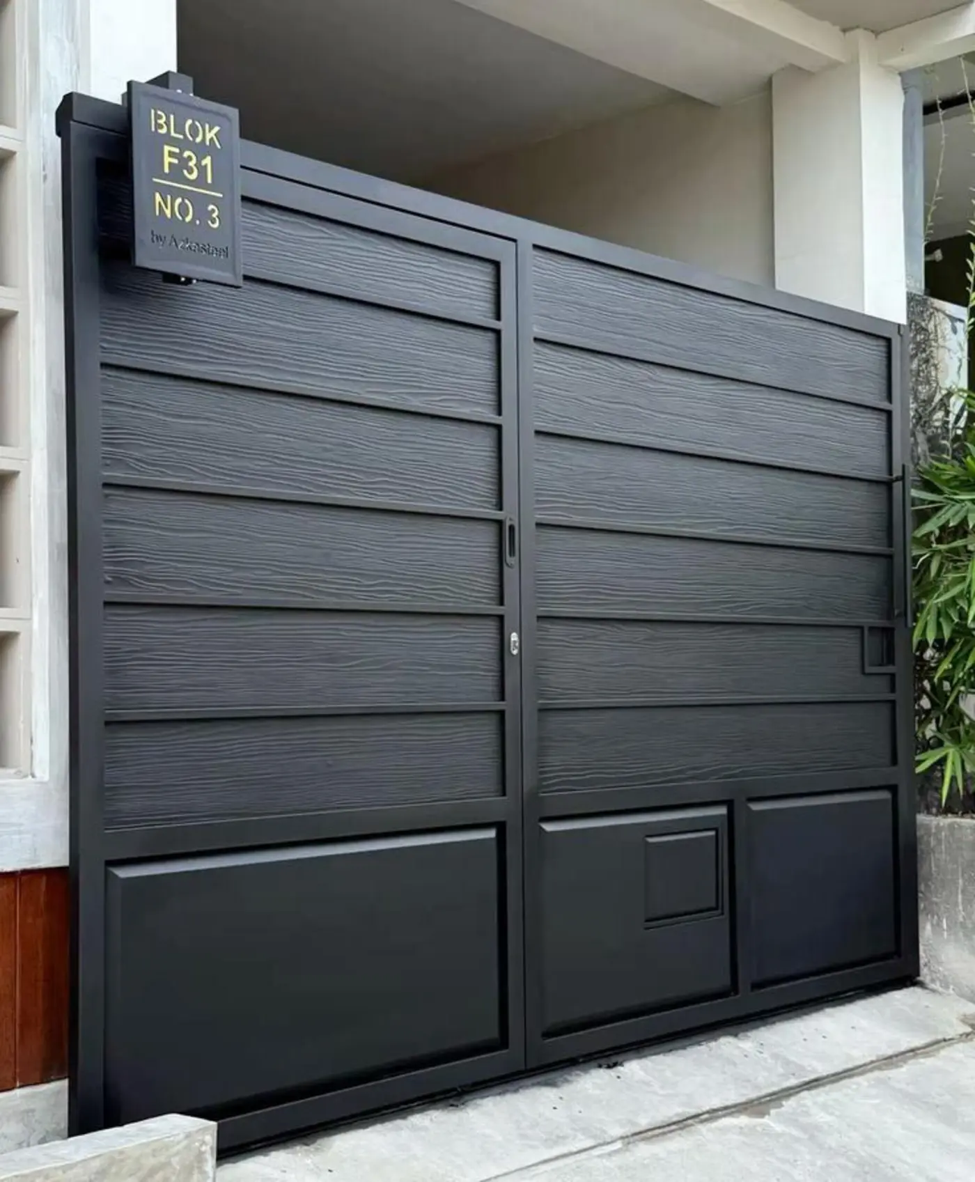 Pagar besi hollow minimalis warna hitam doff di rumah modern