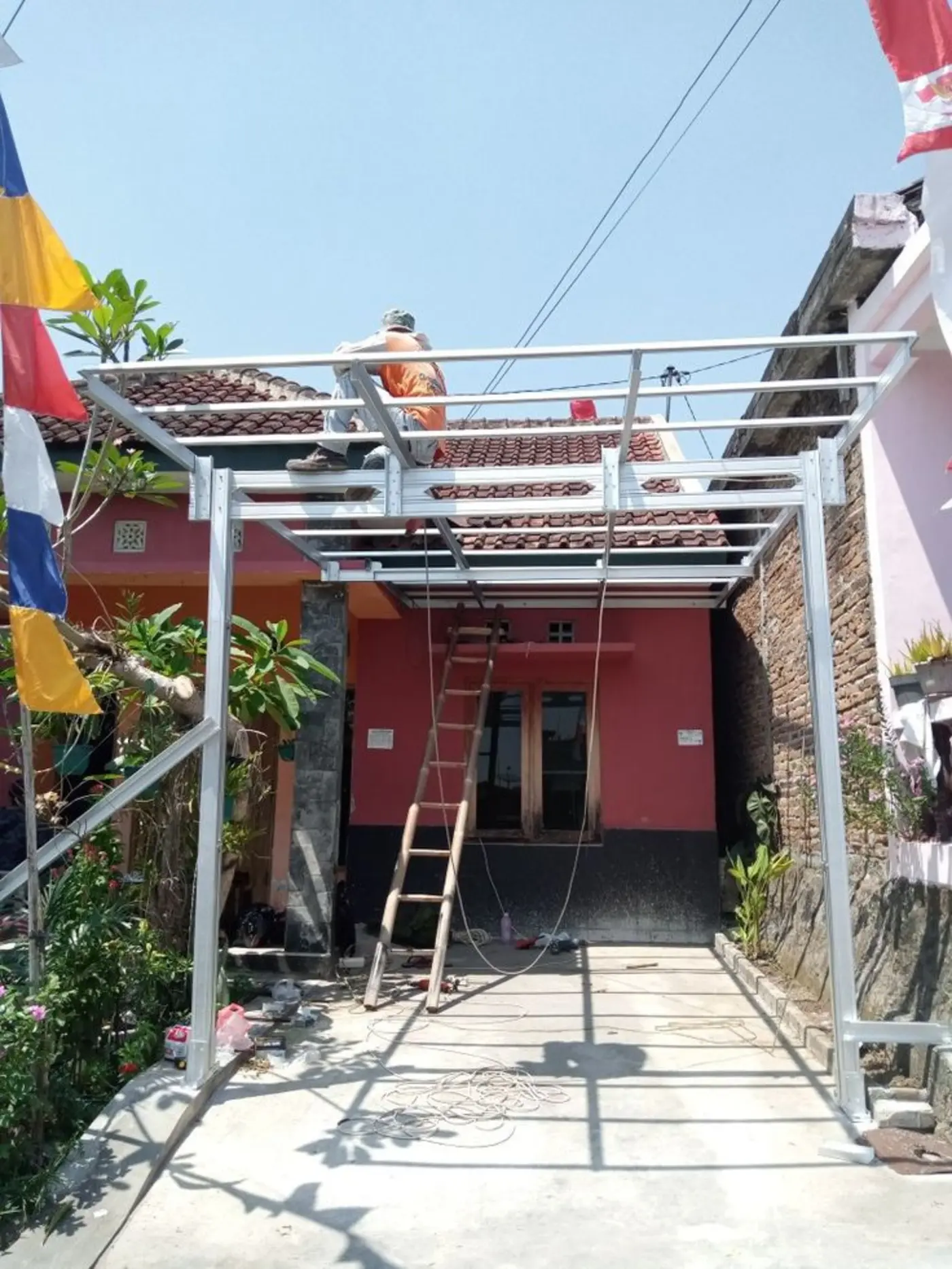 Tim ASATURA memasang kanopi carport di rumah Tangerang