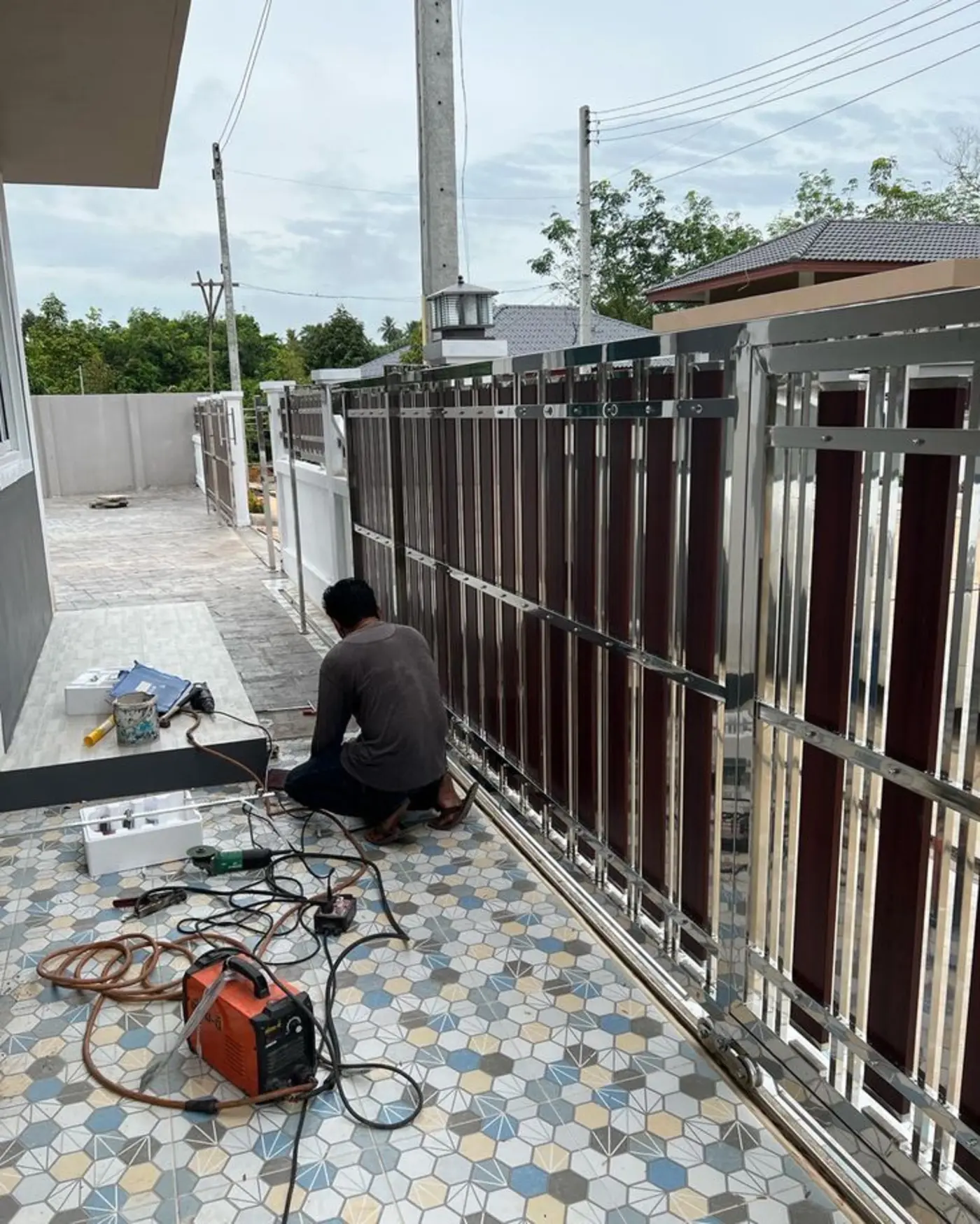 Tukang ASATURA memasang pagar besi custom di rumah cluster Tangerang