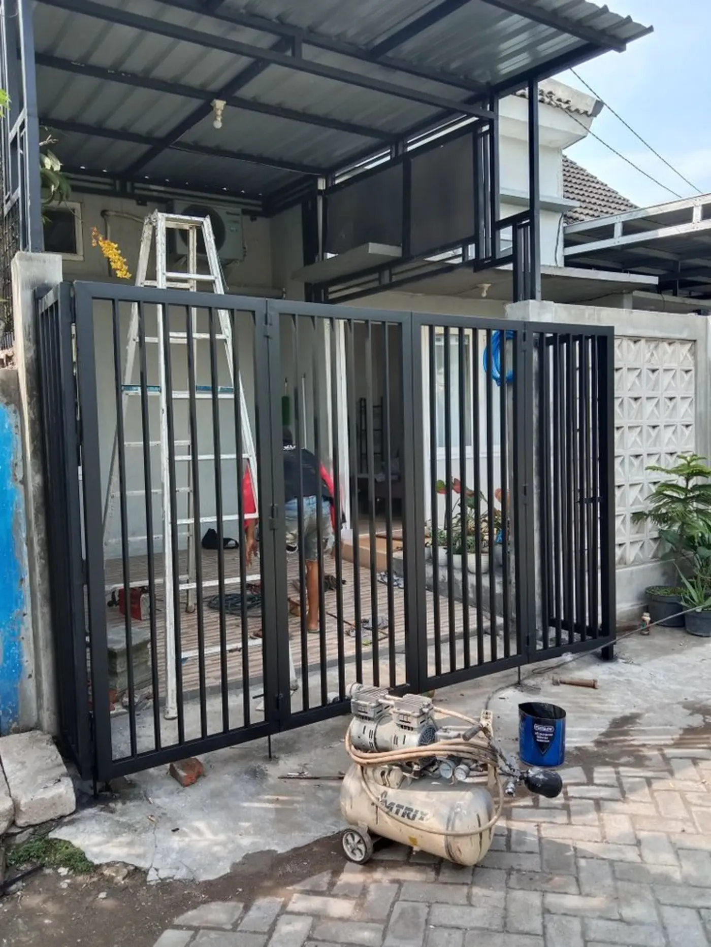 Tukang ASATURA memasang pagar besi custom di depan rumah