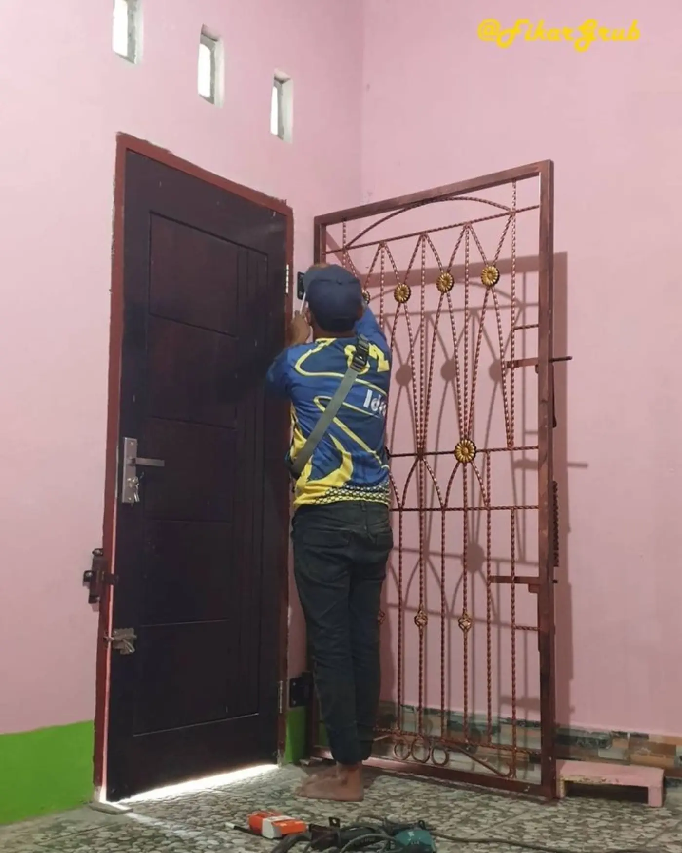 Tukang ASATURA memperbaiki pagar besi berkarat di Tangerang