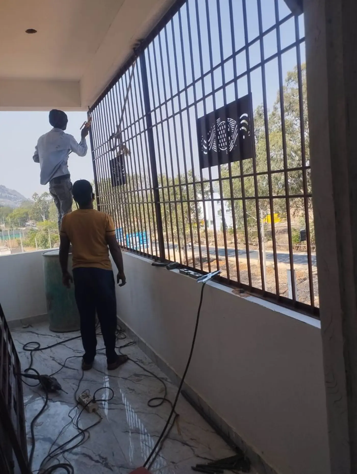 Tukang ASATURA memasang teralis jendela besi di rumah