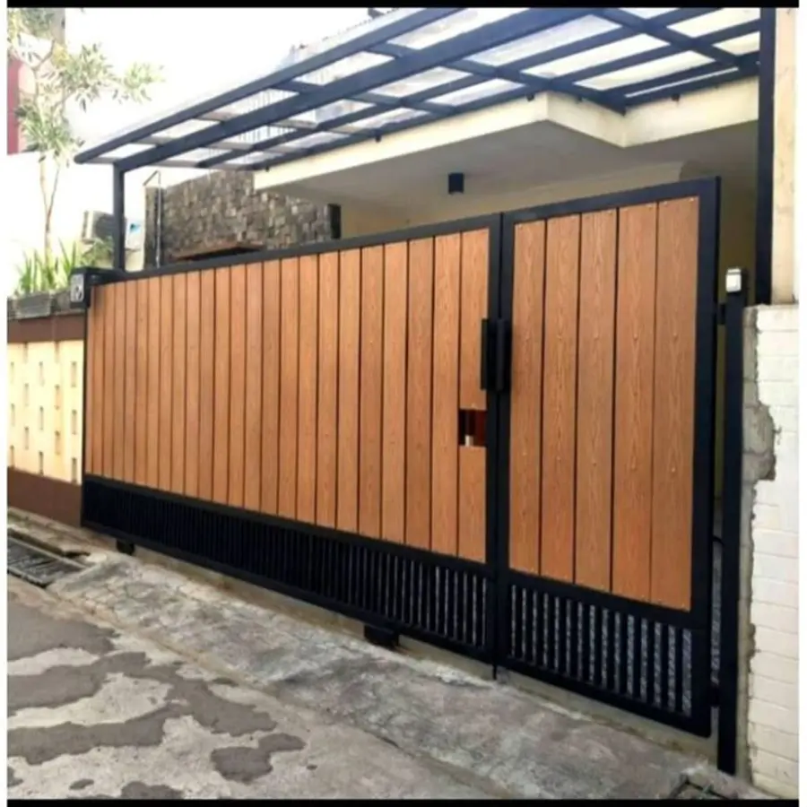 Pagar geser panel kayu dengan kanopi carport di Jakarta oleh ASATURA
