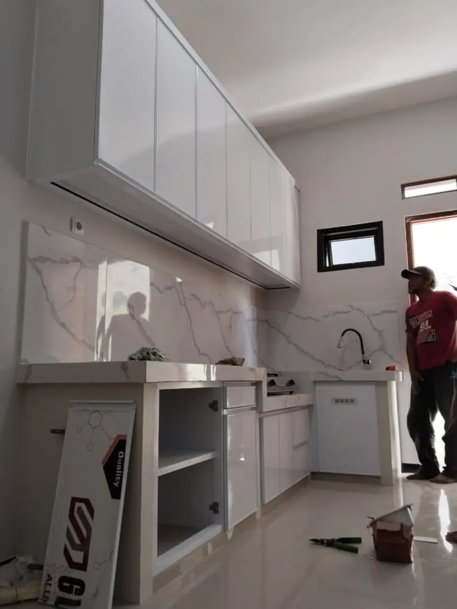 Instalasi kitchen set custom marmer dalam proyek renovasi dapur oleh ASATURA